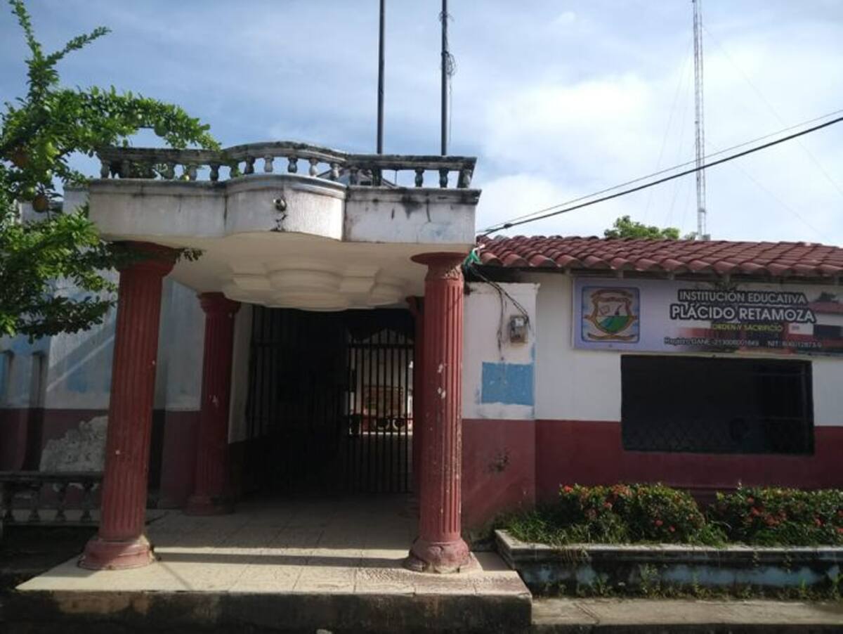 Los directivos y profesores han tenido que usar su dinero para tener materiales con que trabajar en las jornadas. Cortesía