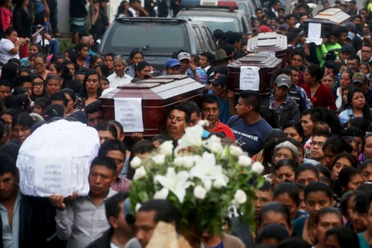 Cientos de personas acompañan los féretros de siete de las víctimas de la erupción del Volcán de Fuego. EFE Esteban Biba