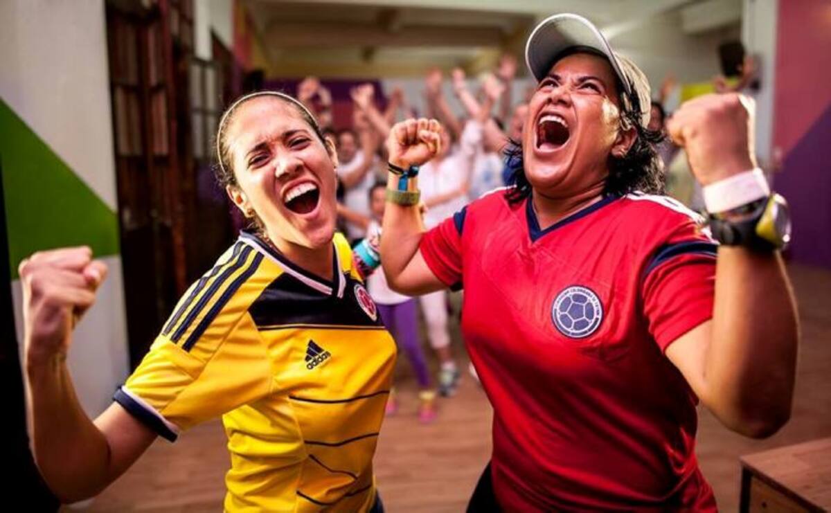 Sara Marrugo (izquierda) es una de las apasionas por el fútbol. Fotos Tico Angulo Molina