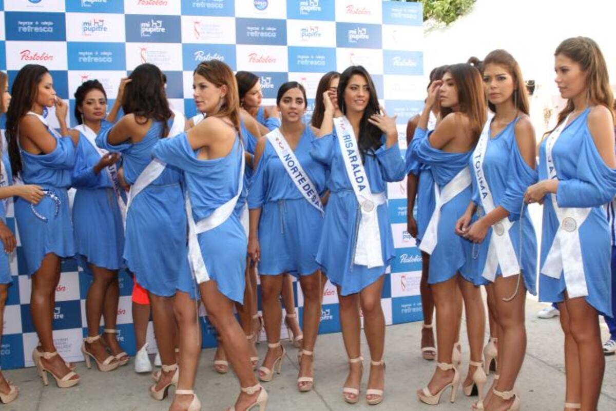 Otra de las críticas de este año del reinado es por el vestuario de las candidatas…; En redes sociales hay muchos comentarios adversos…; Y la verdad es que algo de razón tienen los que así piensan…; Para ir al colegio Luis Carlos Galán, si me hubieran preguntado a mí…; experta en protocolo…; hubiera sugerido zapatos tenis (con lo que se le hubiera evitado la matada a la Señorita Bolívar…;) ¿No ven lo bonita, cómoda y fresca que se veía Ariadna con sus tenis blancos…;? ¿Vieron que palabras tan bonitas que uso en materia de protocolo…;?