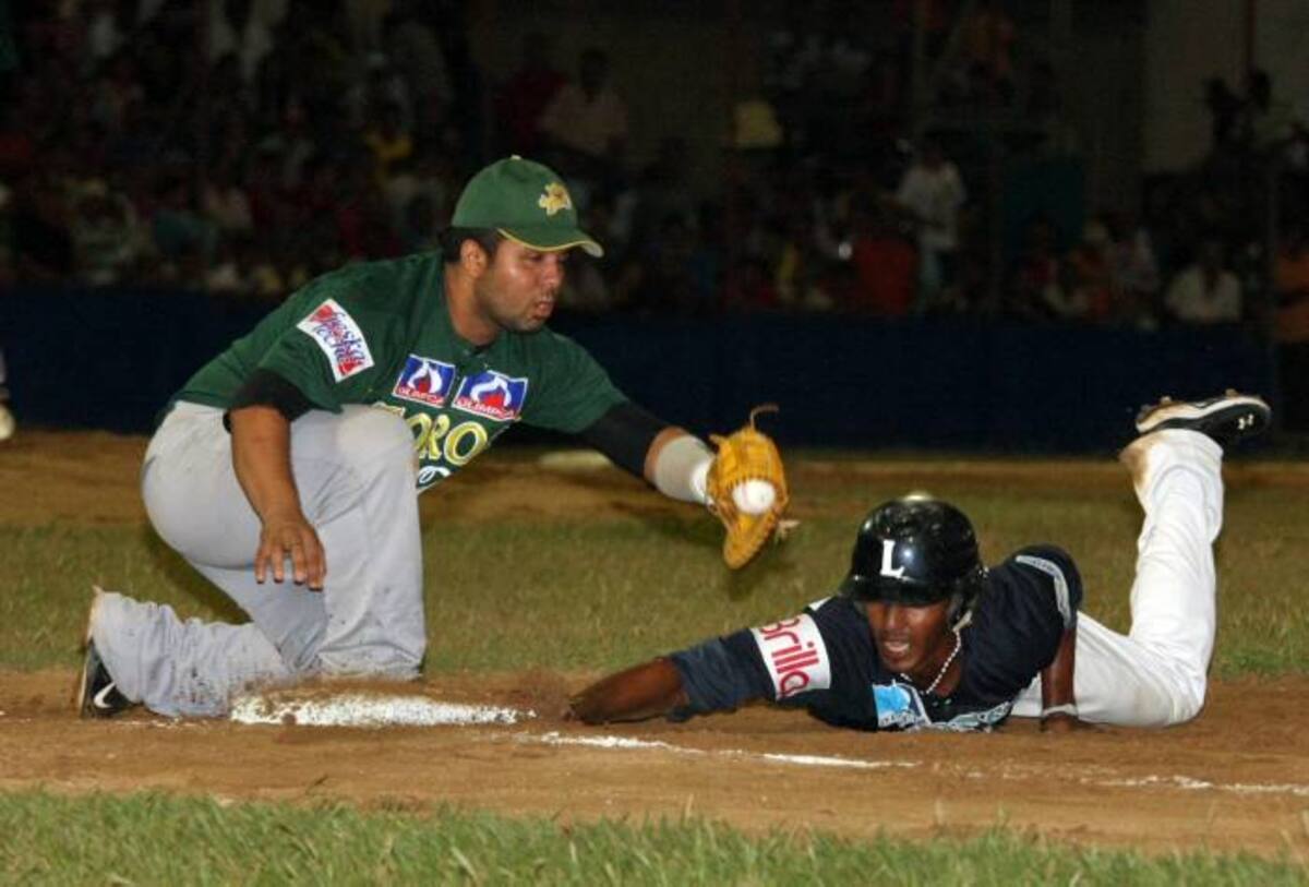 Normando Linero, de Toros, no puede sacar out al corredor de Leones. Manuel Pérez-El Universal