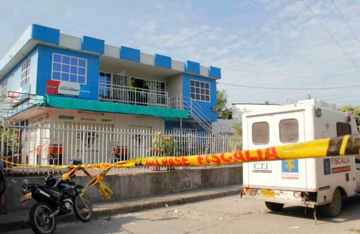 Unidades de la Fiscalía y de la Policía realizaron la diligencia de levantamiento del cadáver del vigilante. La mujer fue llevada a un centro asistencial, donde se recupera de la herida recibida.