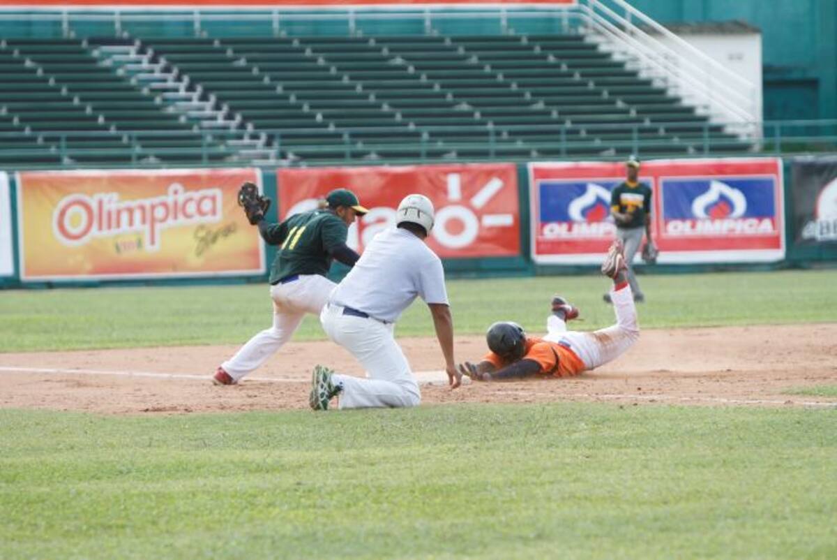 Nicolas Cabarcas, de Gigantes, llega quieto a tercera, donde José Angulo trataba de ponerlo out. Aroldo Mestre-El Universal