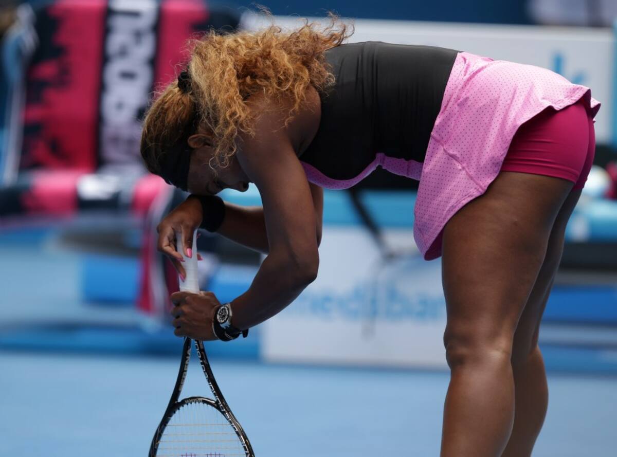 Serena Williams descansa en su raqueta durante su cuarta ronda perdida ante la serbia Ana Ivanovic en el torneo de tenis, Abierto de Australia en Melbourne AP Aaron Favila