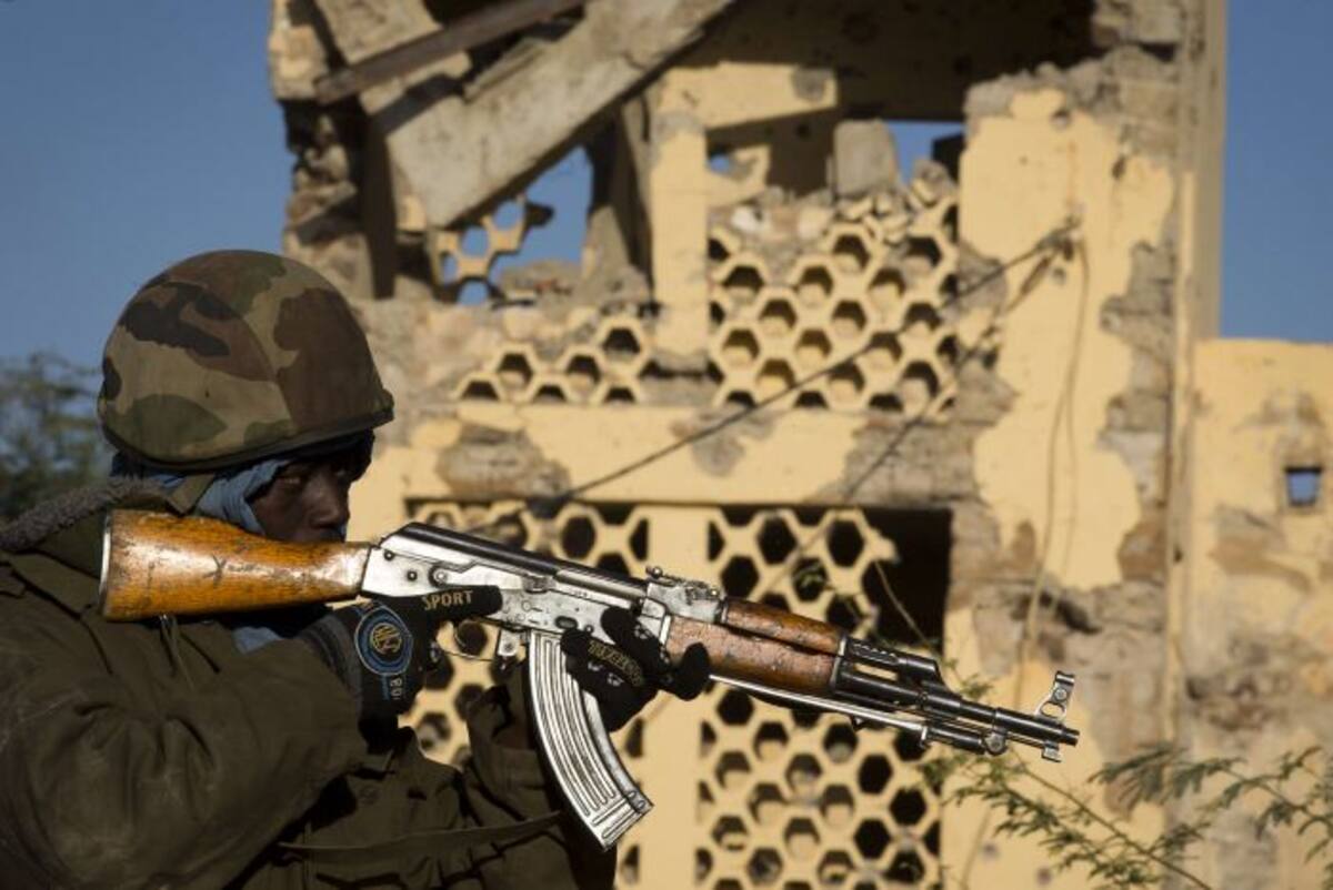 Los soldados malíes dispararon con lanzacohetes contra este edificio, donde según el coronel malí Mamadu Samake había "al menos" un islamista armado que respondió antes de morir. AFP JOEL SAGET