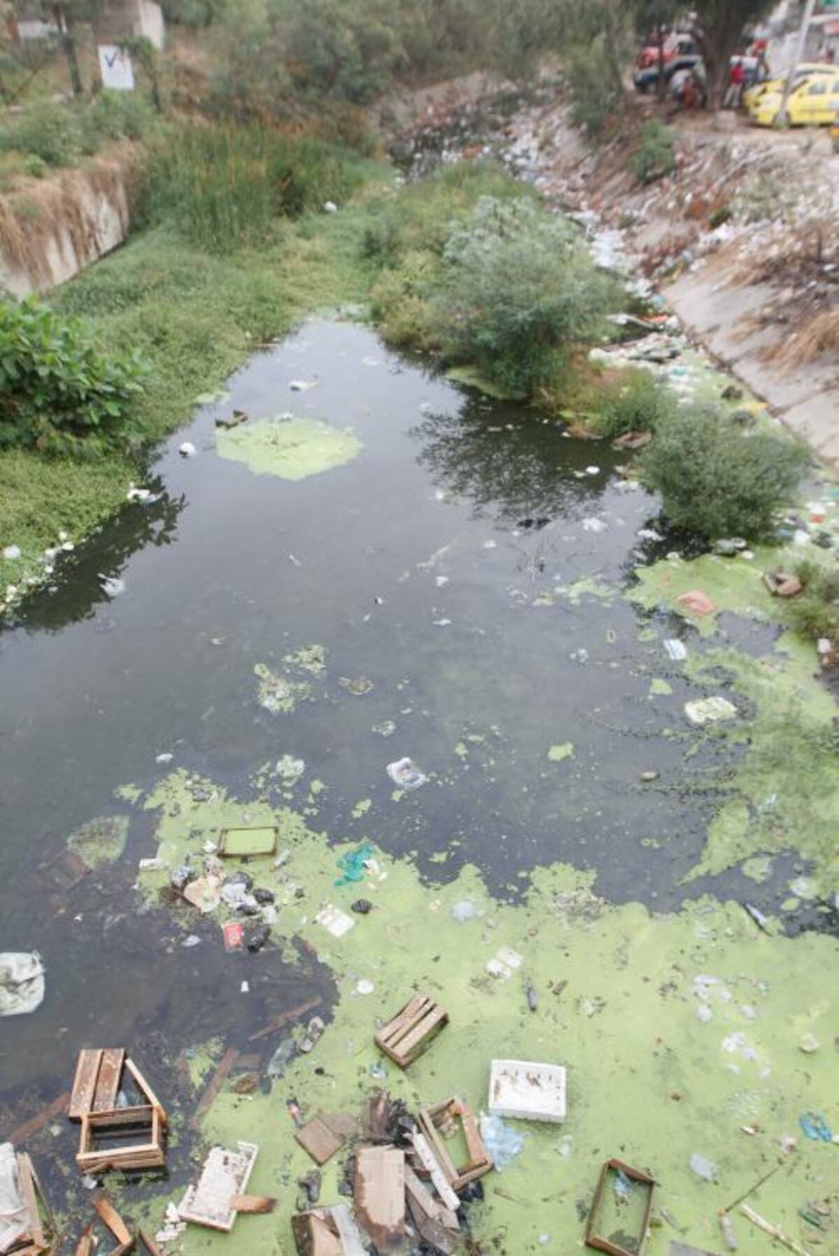 La imposición del comparendo ambiental es necesaria sobre todo para aquellos infractores que arrojan basuras y escombros a los canales, en especial ahora que se avecinan las lluvias. JULIO CASTAÑO - EL UNIVERSAL