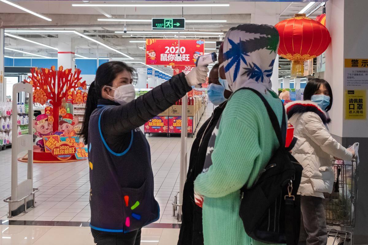 China recomienda no evacuar a los extranjeros de Wuhan, aunque no lo impedirá