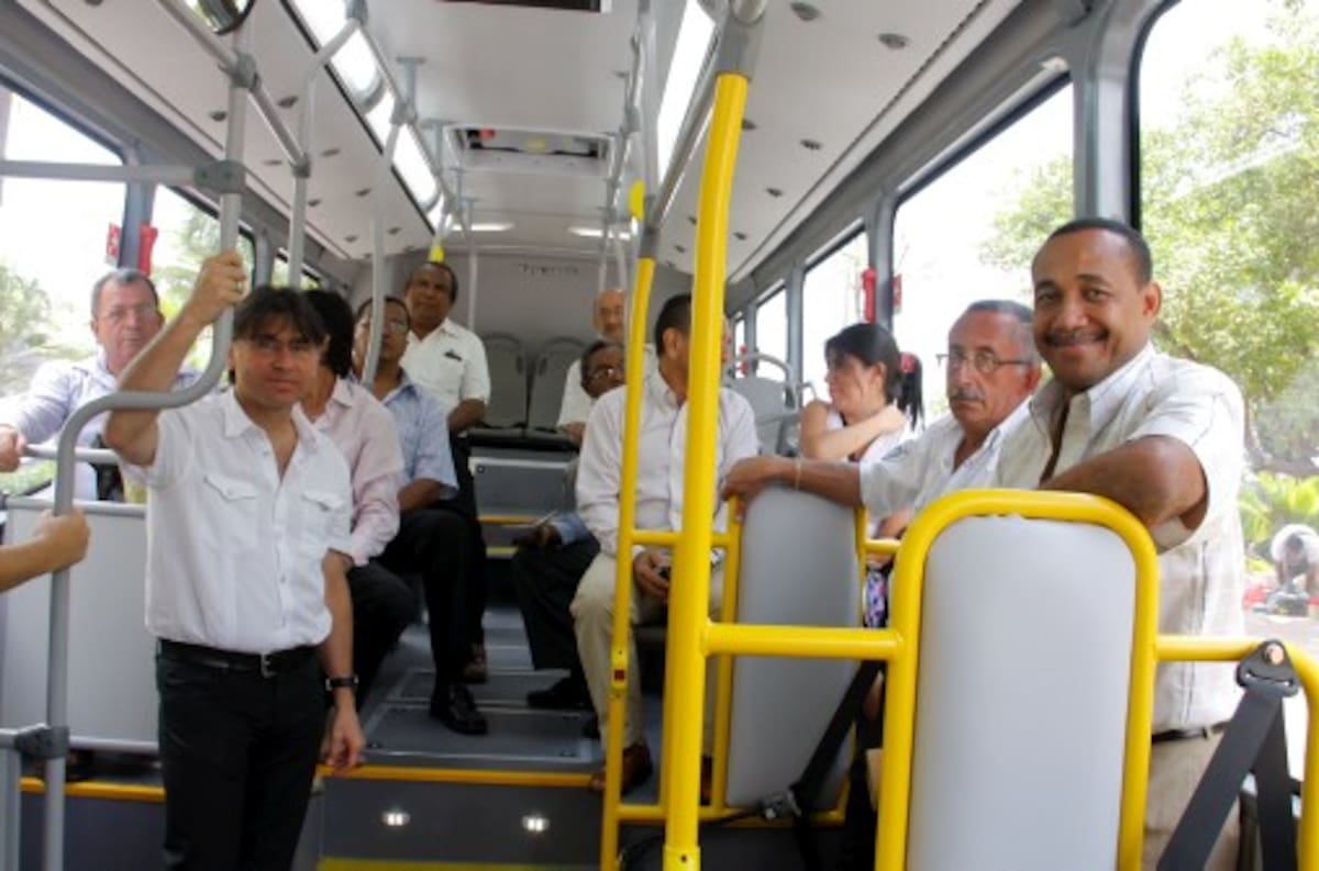 Los vehículos de modelo Gran Viale y motor Volvo tienen capacidad para 80 pasajeros y características especiales para resistir la salinidad y temperaturas altas de la ciudad. ZENIA VALDELAMAR – EL UNIVERSAL