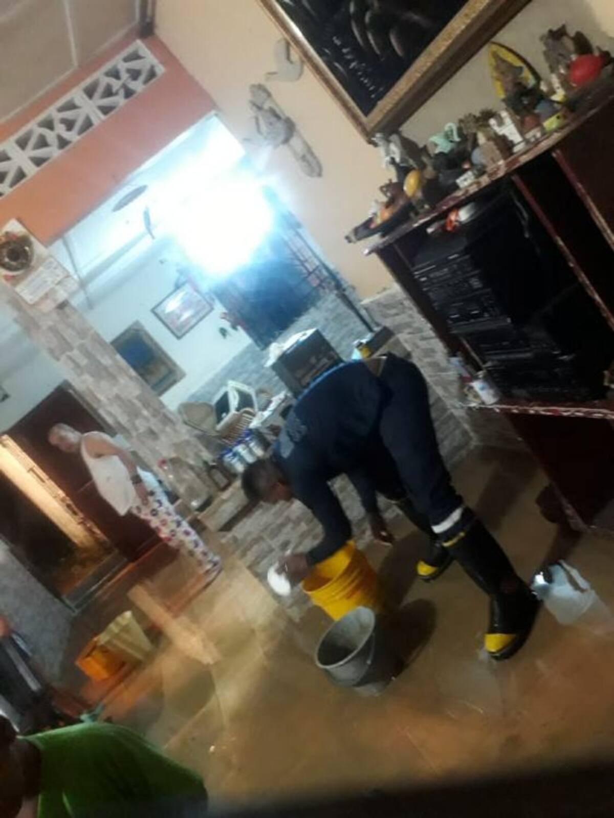 Debido a la falta de insumos para atender la emergencia, muchas familias tuvieron que usar utensilios como ollas para evacuar el agua que ingresó a sus viviendas. Lila Leyva