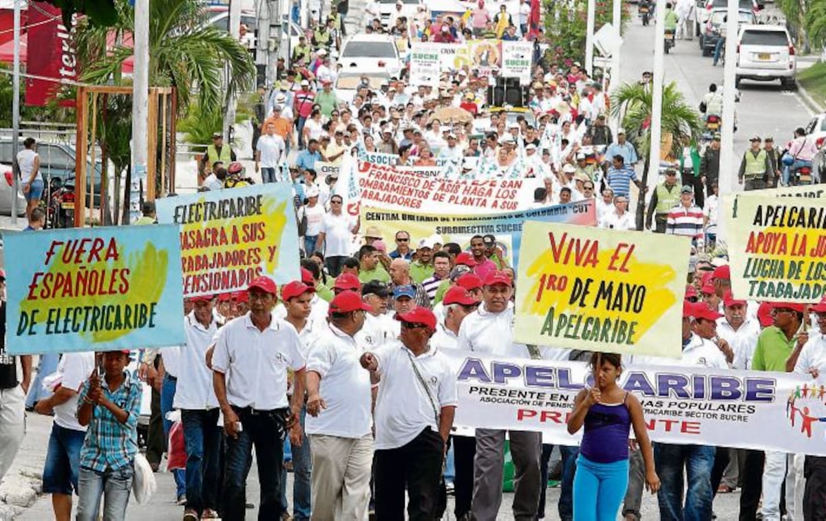 Los trabajadores empezaron su recorrido frente a la sede del Sena y marcharon por las diferentes calles de Sincelejo. MANUEL SANTIAGO PÉREZ/EL UNIVERSAL/