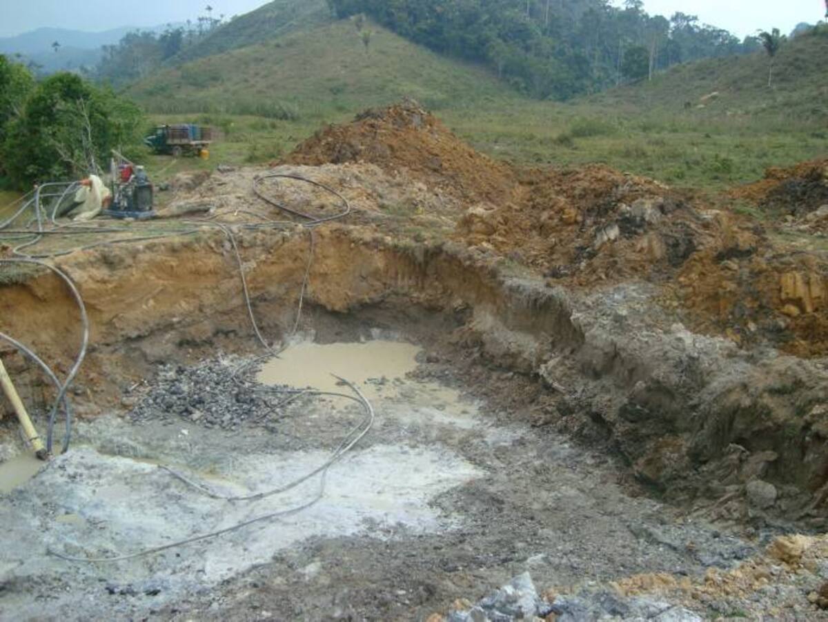 la práctica de minería ilegal en el Sur de Bolívar, con la presencia de retroexcavadoras, utilización de insumos químicos, sedimentación avanzada en cuerpos cenagosos, entre otras faltas al medio ambiente. Cortesía - Gobernación de Bolívar
