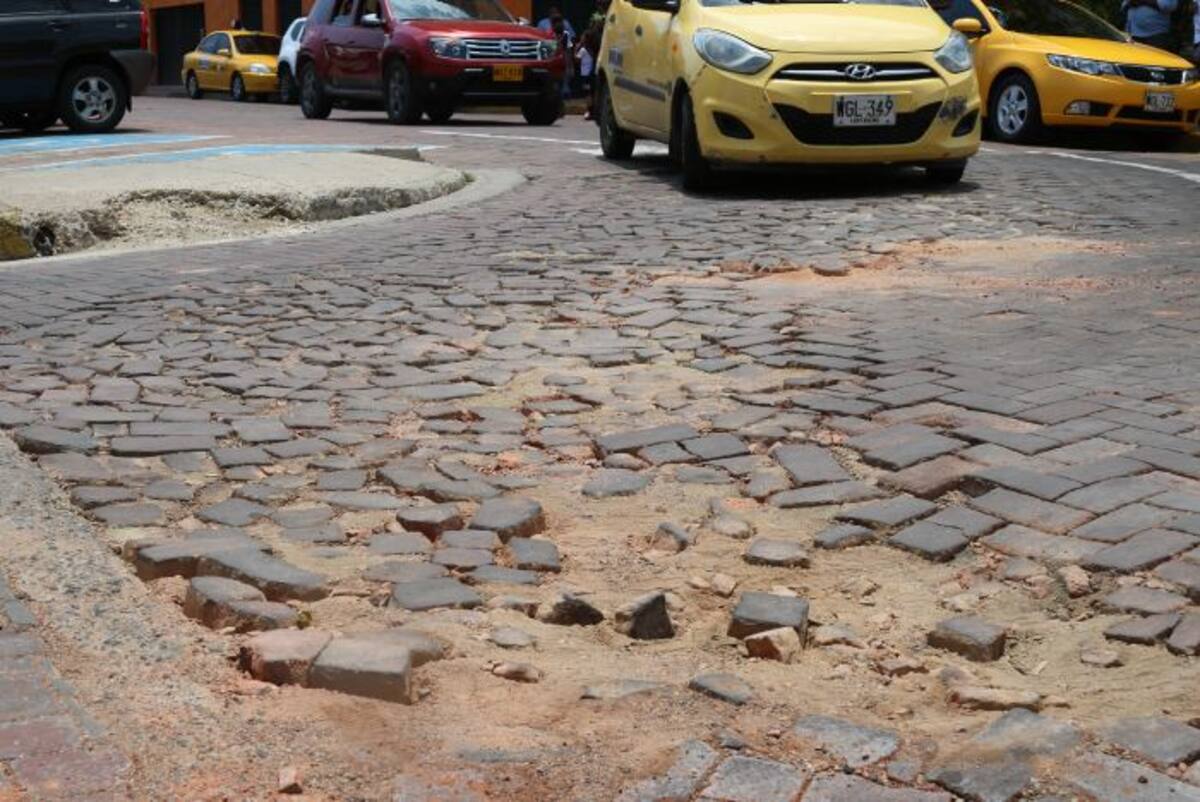 Según taxitas, el tránsito de vehículos pesados ha dañado los adoquines en este tramo. FOTO: CRISTIAN AGAMEZ - EL UNIVERSAL