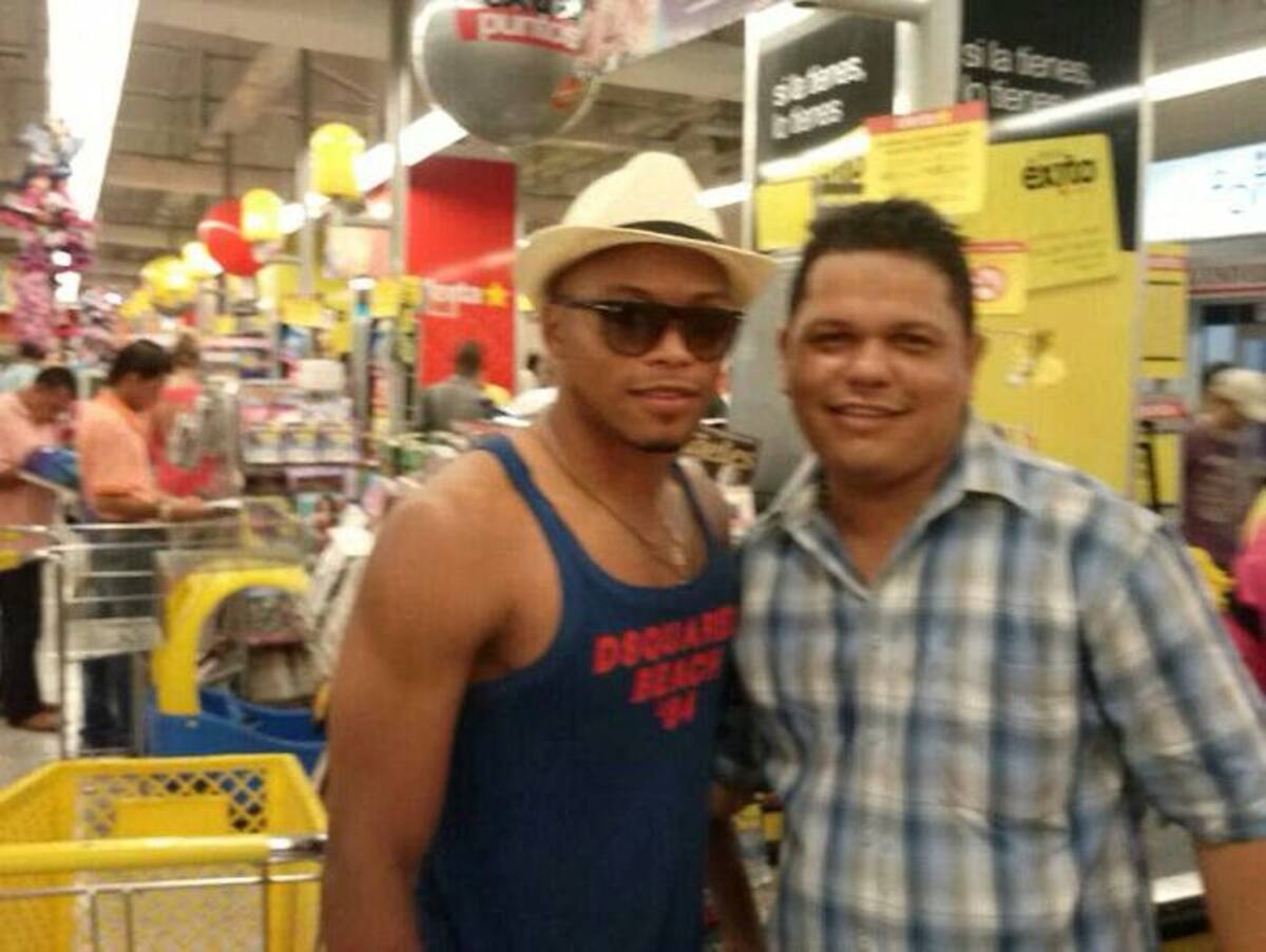 Camilo Zúñiga (izq.) junto al cartagenero Luis Caro, el popular 'Boca', en el almacén Éxito del Centro de Cartagena. CORTESÍA