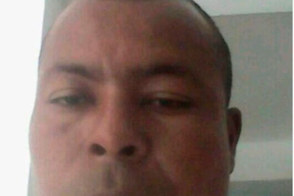 Hombre muere embestido por un carro cuando salía a trabajar en su motocicleta