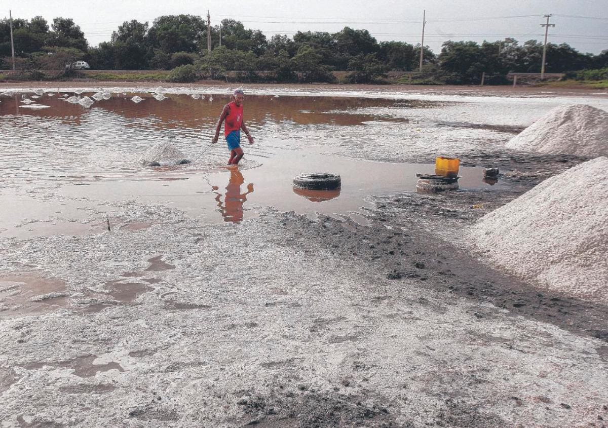 Los pescadores todavía ejercen su labor con aparejos artesanales.