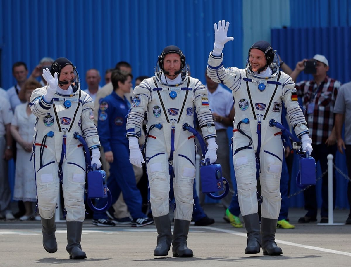 Los integrantes de la expedición 56-57 a la Estación Espacial Internacional (EEI), la astronauta de la NASA Serena Aunon-Chancellor (i), el astronauta de la ESA Alexander Gerst (d) y el astronauta de la Agencia Espacial Federal Rusa Sergey Prokopyev se despiden antes de la ceremonia de lanzamiento de la Soyuz MS-09. EFE