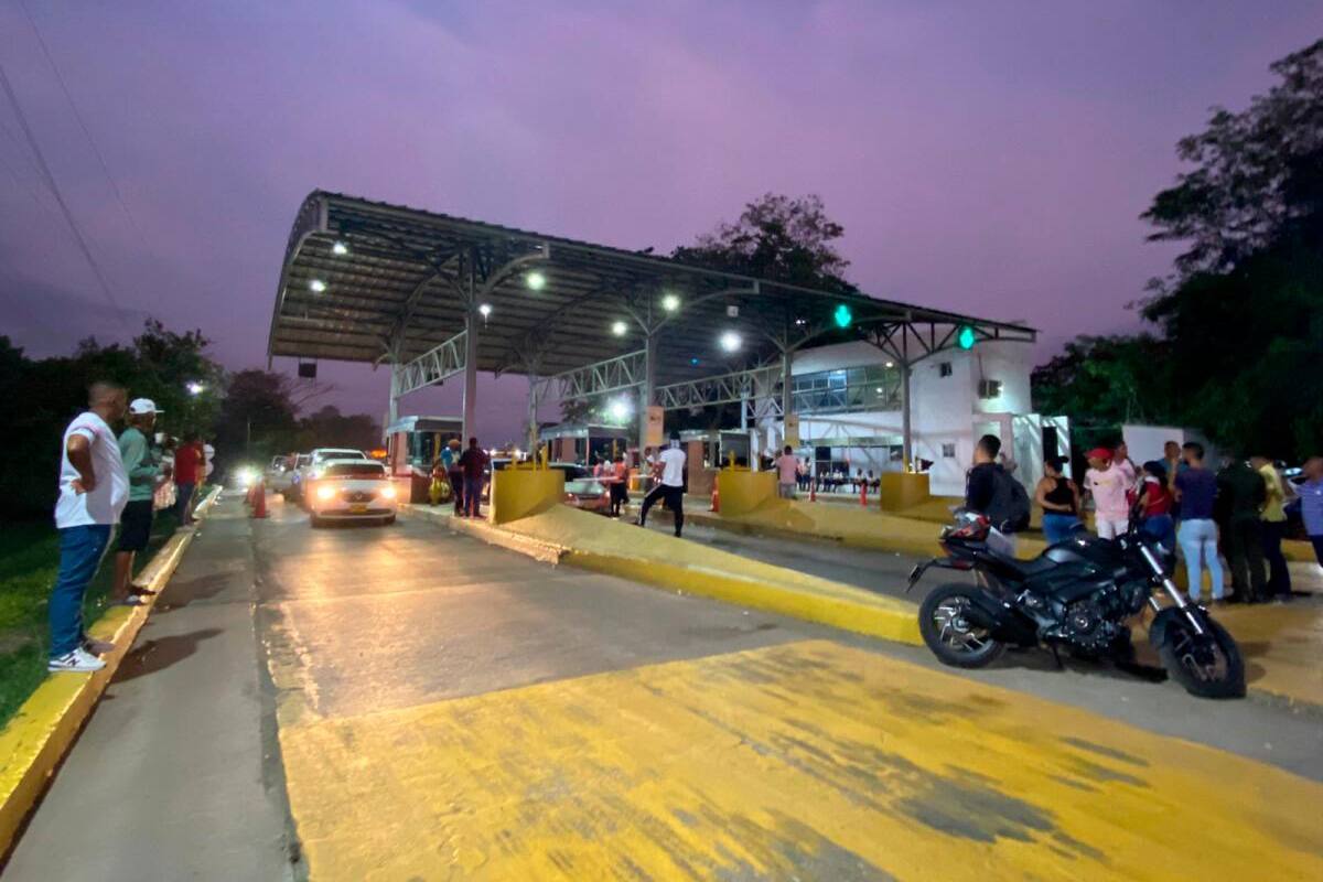 Video: reportan caos vehicular en el peaje de El Viso