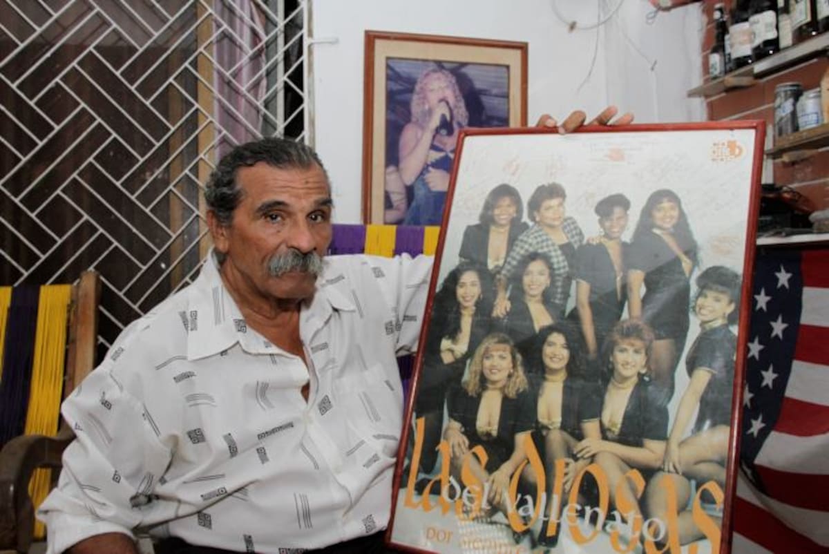 Tyrones Pérez vive en la calle Colombia de El Papayal, en Cartagena, y en su casa guarda fotos de recuerdos sobre su trabajo con Patricia Teherán. //Fotos: Maruja Parra. MARUJA PARRA
