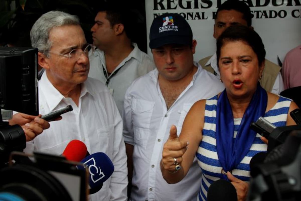 Gina Benedetti y los senadores Álvaro Uribe y Fernando Araújo. Kailline Giraldo