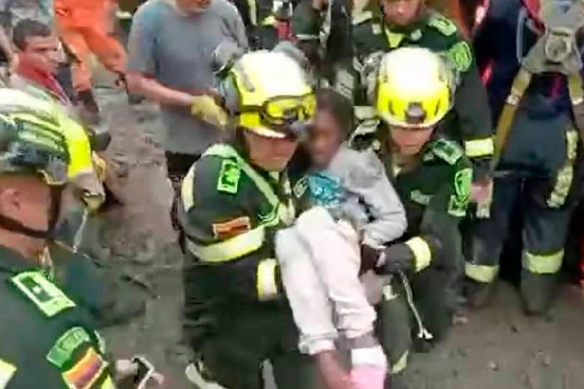 Video: Rescate de niña aferrada al cadáver de su madre en tragedia en Risaralda