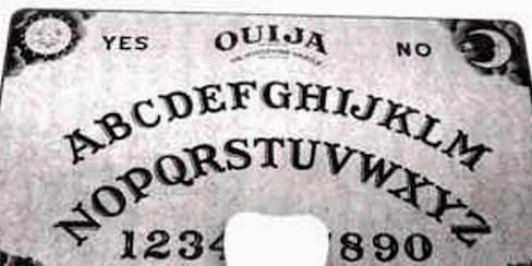 Jugaban a la tabla ouija y joven apareció en una sábana, muerto y desnudo
