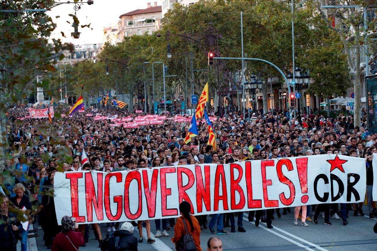 Protestas en Barcelona: manifestantes queman coches y lanzan piedras