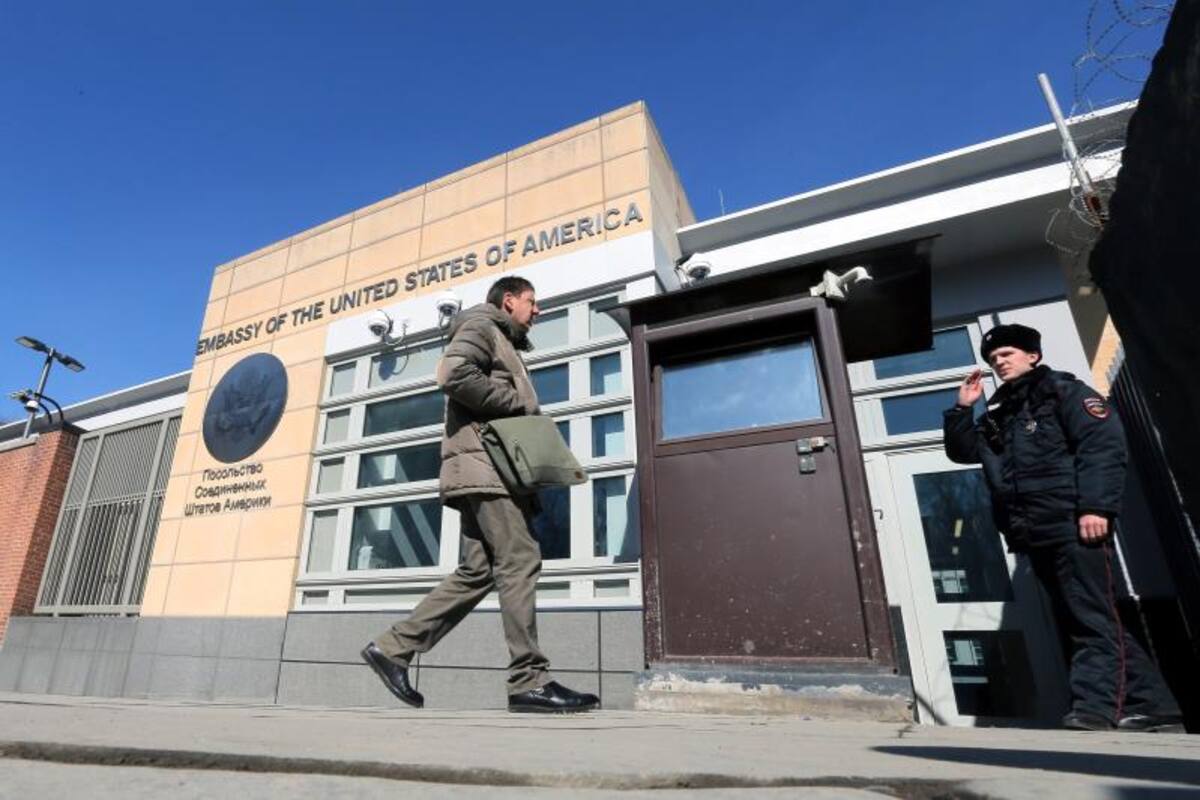 Un hombre llega al acceso de la Embajada de EE. UU. en Moscú (Rusia) hoy, 30 de marzo de 2018. Rusia anunció ayer la expulsión de 60 diplomáticos estadounidenses como represalia por una decisión similar adoptada este lunes por Washington por el caso del envenenamiento del espía doble Serguéi Skripal y su hija en el Reino Unido. EFE