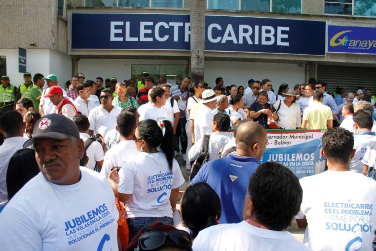 La protesta se realizó este viernes frente a las instalaciones de Electricaribe, en el sector El Amparo. AROLDO MESTRE - EL UNIVERSAL