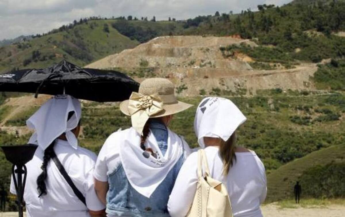 Tras un mes de iniciarse las excavaciones en el sector de La Arenera de La Escombrera de la comuna 13, no reportan todavía hallazgos COLPRENSA