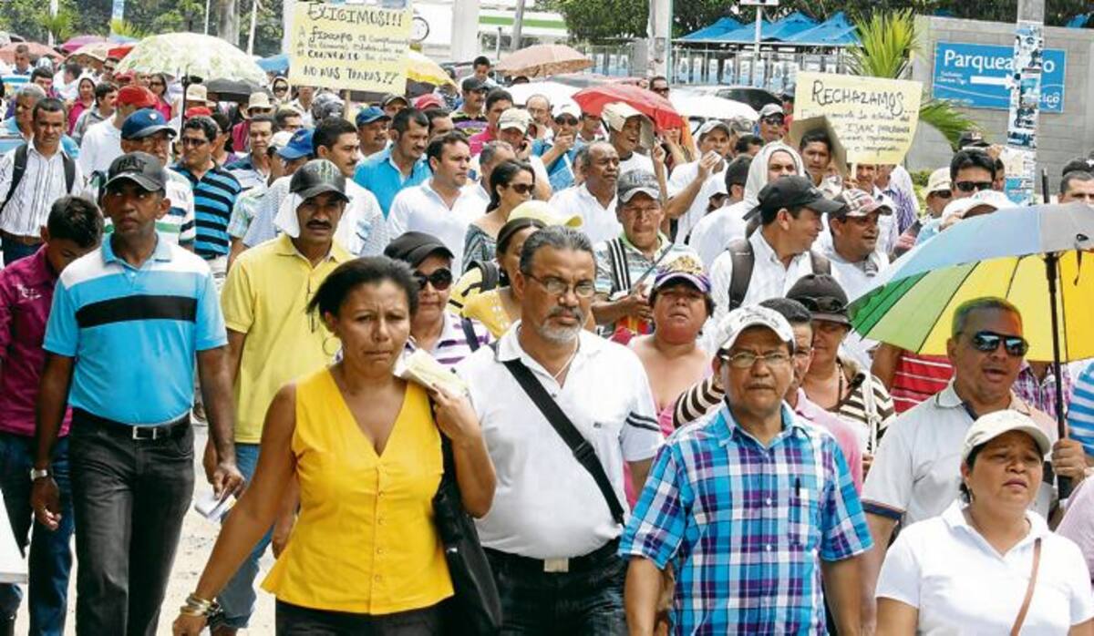 Los docentes se movilizaron y concentraron posteriormente frente a la Gobernación de Sucre.