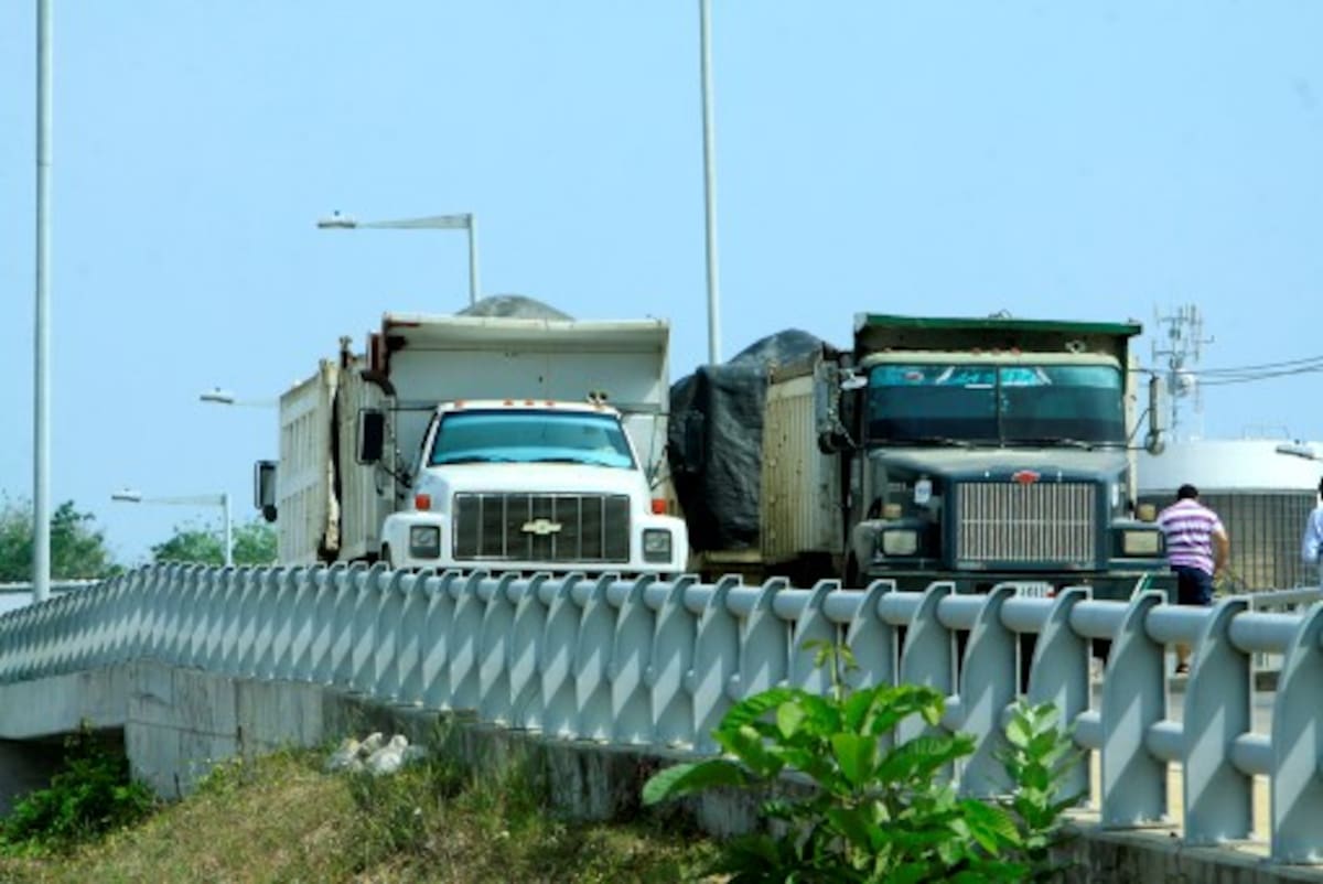 El Puente de Las Gaviotas, en la Avenida Pedro de Heredia, fue sometido ayer a pruebas consistentes en la aplicación de cargas superiores a las 120 toneladas mediante volquetas llenas de arena. JULIO CASTAÑO - EL UNIVERSAL