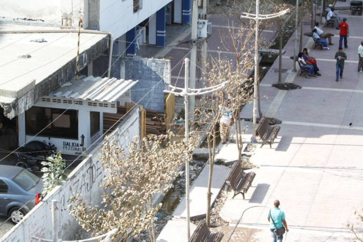 Los propietarios del Parqueadero JR de La Matuna levantaron un muro de cerca de cuatro metros de altura en una zona de andén, con lo cual la redujeron a 1,5 metros de ancho, y debe ser de 6 metros. JULIO CASTAÑO - EL UNIVERSAL