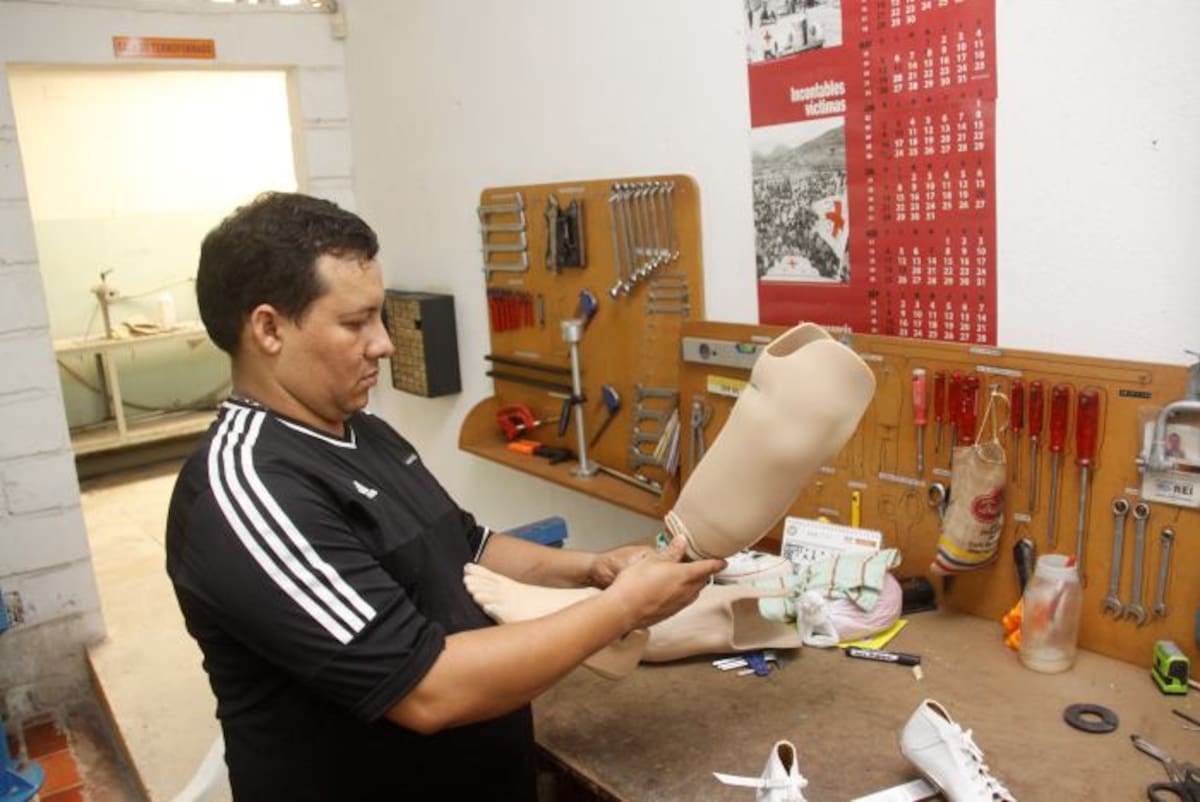 Emigdio Gaviria elaborando una prótesis. LORENA HENRIQUEZ-EL UNIVERSAL