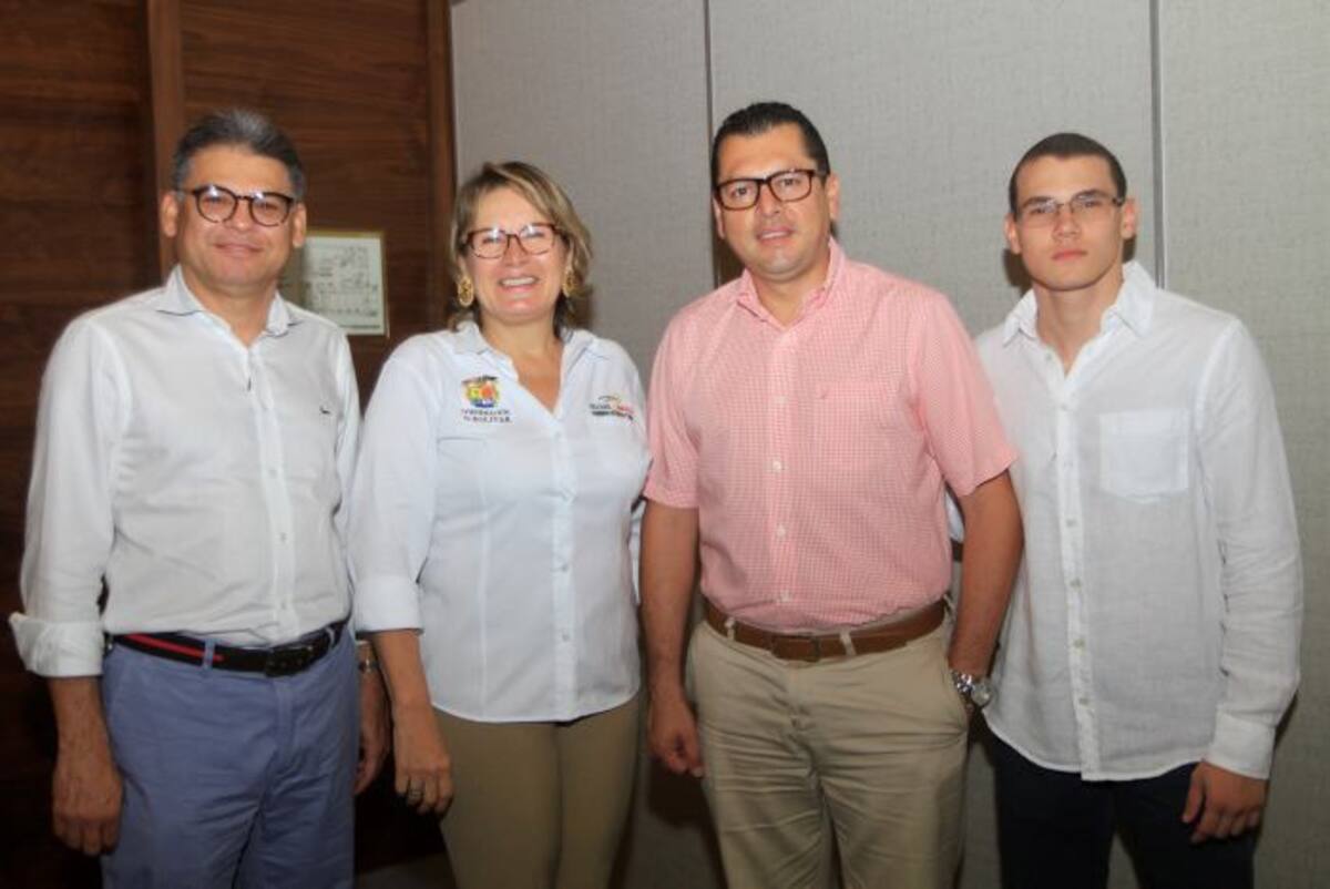 Hernando Sierra, Mery Luz Londoño, Edgardo Román y Juan Camilo Sierra. JULIO CASTAÑO