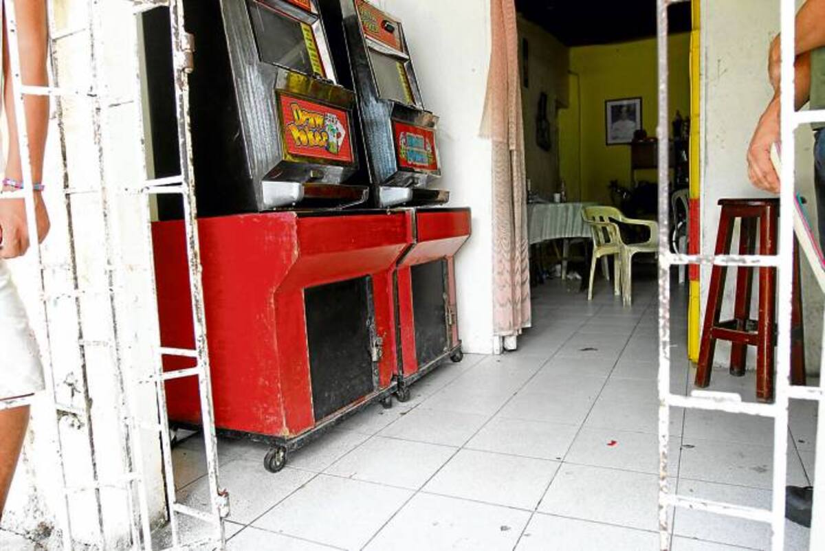 La víctima estaba en este lugar sacándole monedas a las máquinas de juego cuando lo asesinaron