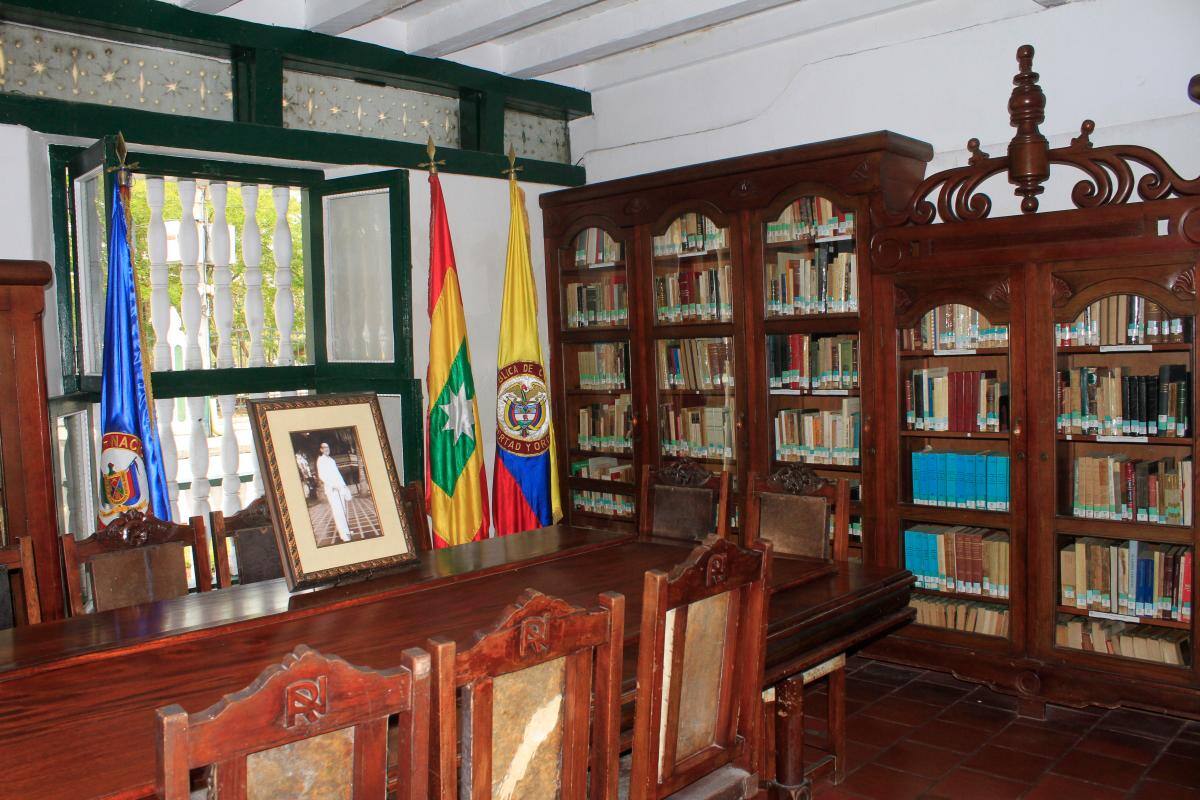 Así estaban “organizados” los libros de la biblioteca de Rafael Núñez a inicios de este año cuando la nueva directora recibió la edificación.