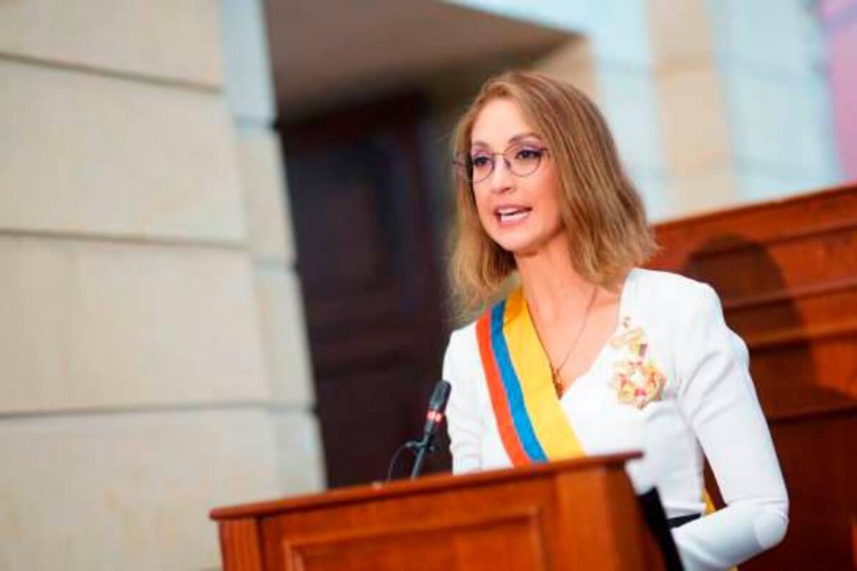 Jennifer Arias niega plagio de tesis, pero la oposición pide su renuncia