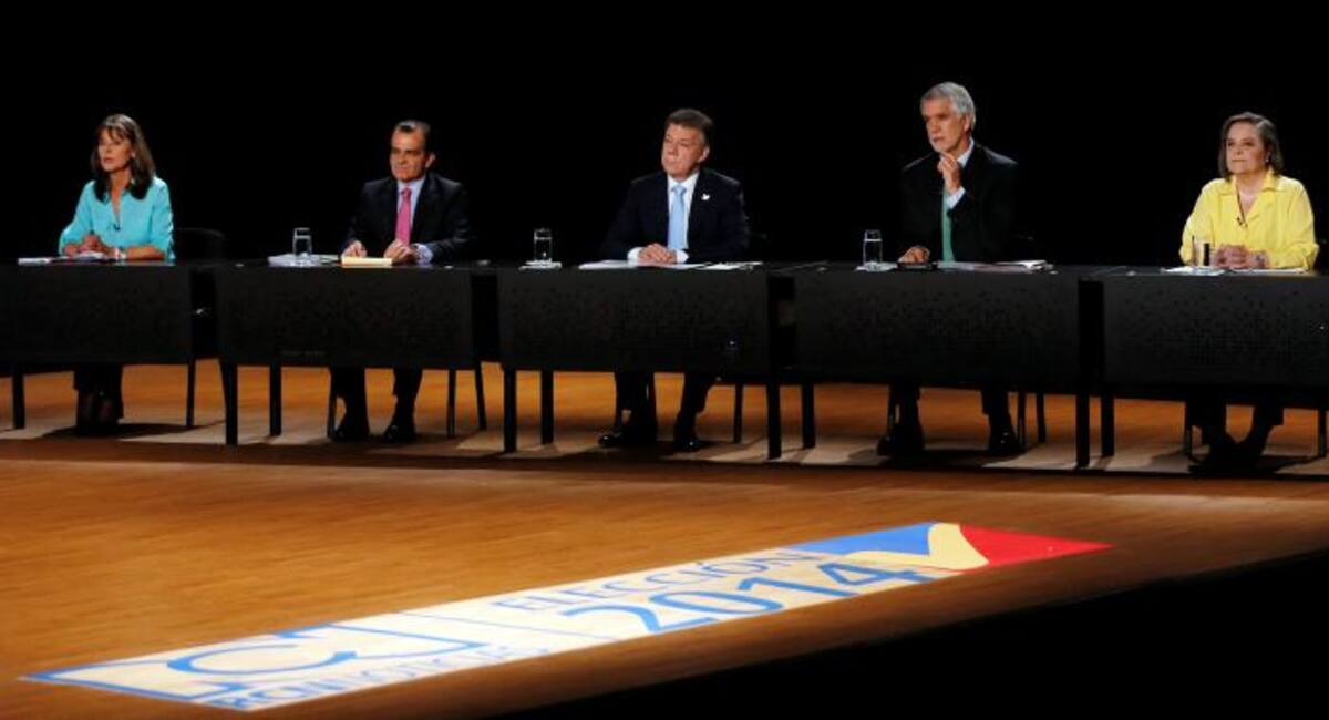 Los candidatos a la Presidencia, Martha Lucía Ramirez, Óscar Iván Zuluaga, Juan Manuel Santos, Enrique Peñalosa y Clara López durante en debate de RCN Televisión.// AP AP