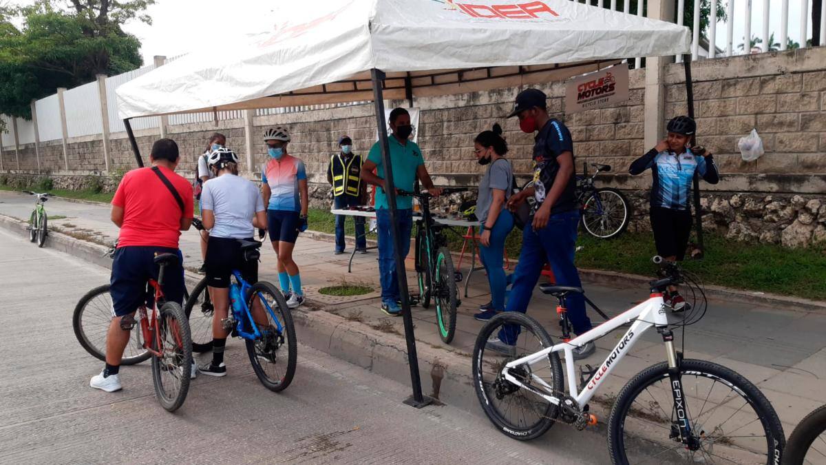 Los ciclistas cuentan con puntos de asistencia en la ciclovía. // LUIS EDUARDO HERRÁN