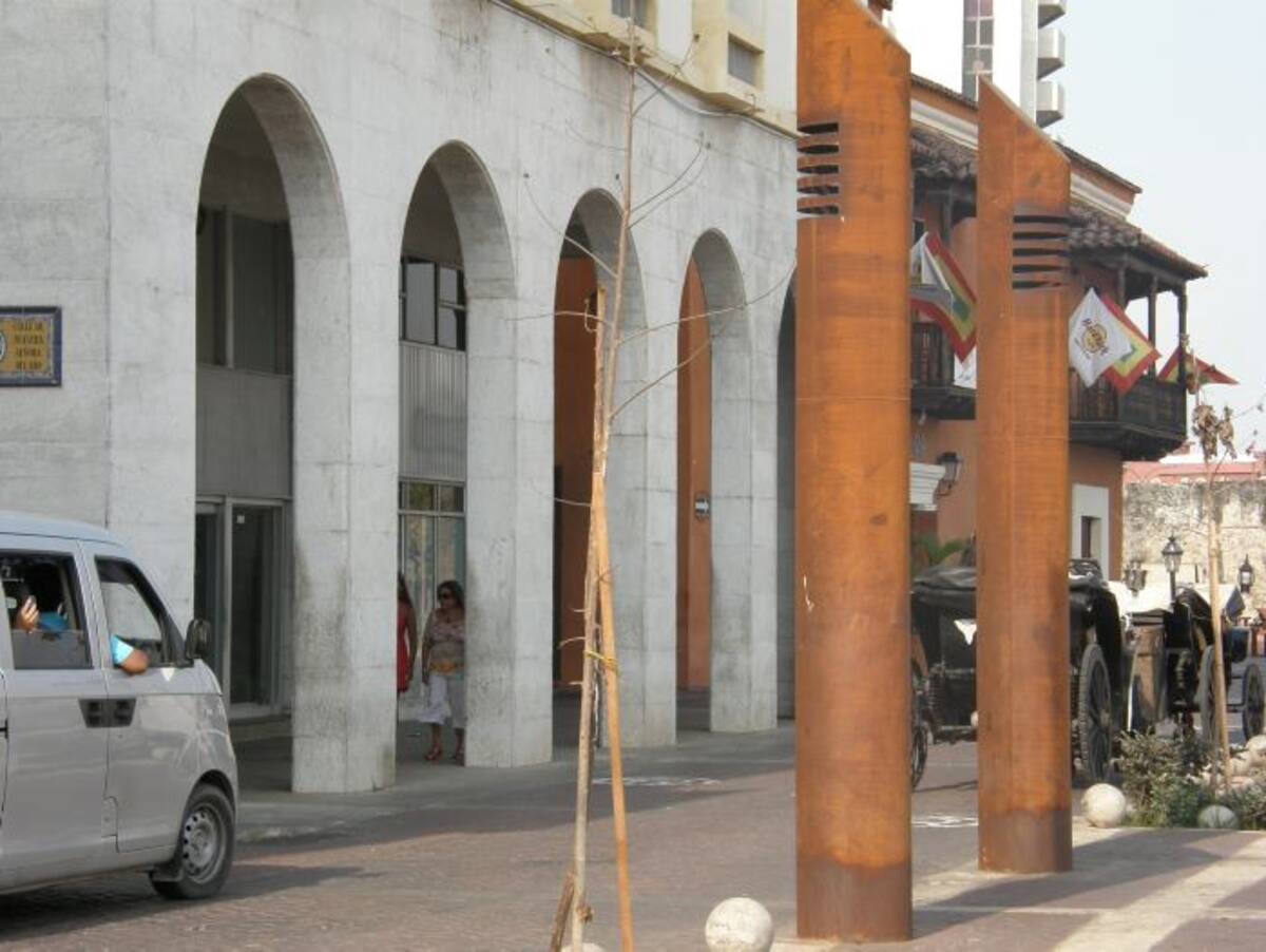 Las "chimeneas", como ya se le conoce a estos elementos instalados, sirven de ventilación para la parte eléctrica de la subestación de aguas residuales. LEDIS CARO D. - EL UNIVERSAL -