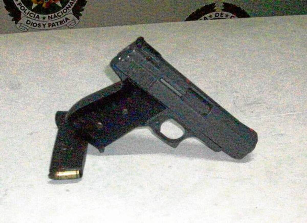 Al menor le decomisaron una pistola calibre 9 mm, marca Bryco, un proveedor y tres cartuchos para la misma.