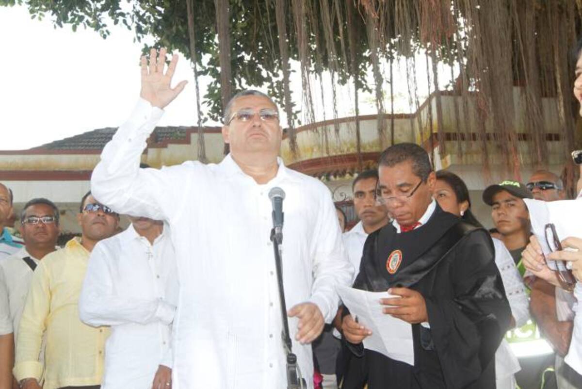 El médico Mayron Martínez se posesionó ayer en la plaza principal de Turbaco. Julio Castaño-El Universal