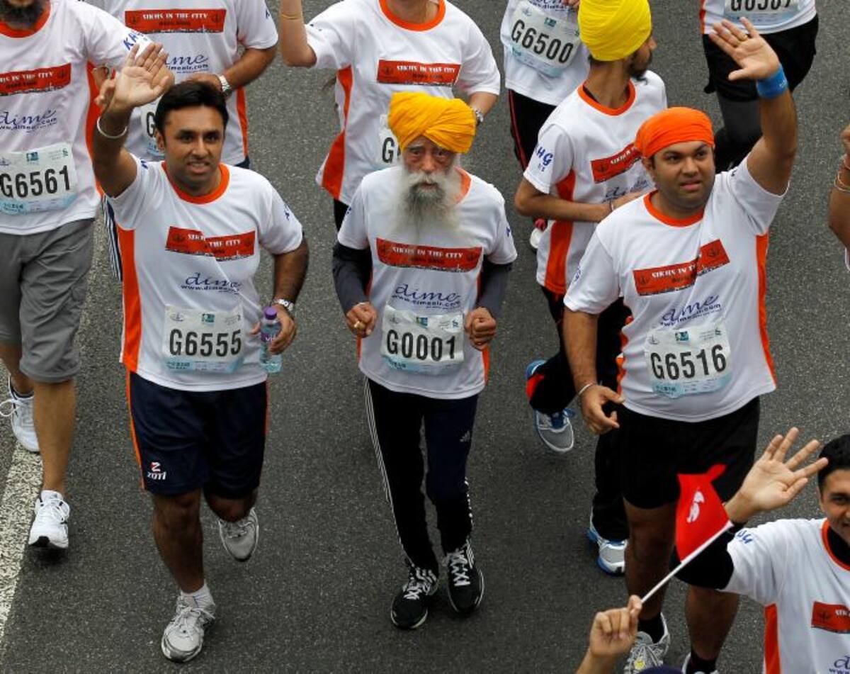 El domingo, al margen del maratón de Hong Kong, Singh corrió 10 kilómetros en 1:32.28, AP