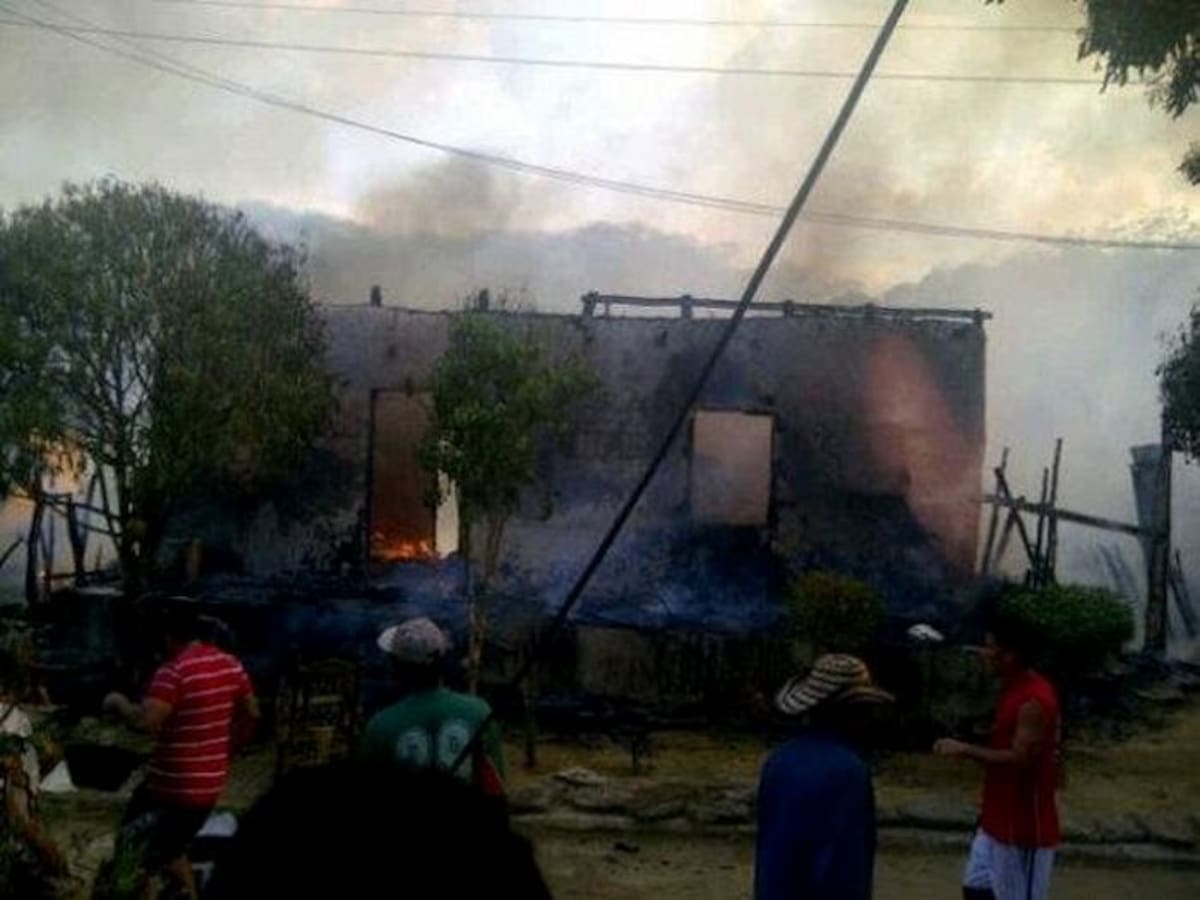 Un corto circuito generó el incendio de tres casas en El Guamo, Bolívar. Cortesía @tavoguamo