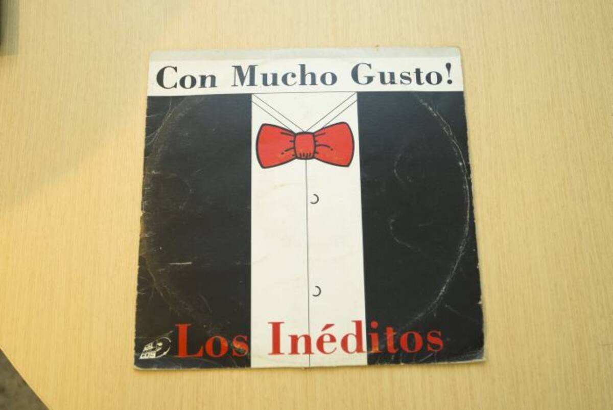Estos son algunos de los Long Play que Ángel grabó con Los Inéditos. FERNANDO PARRA