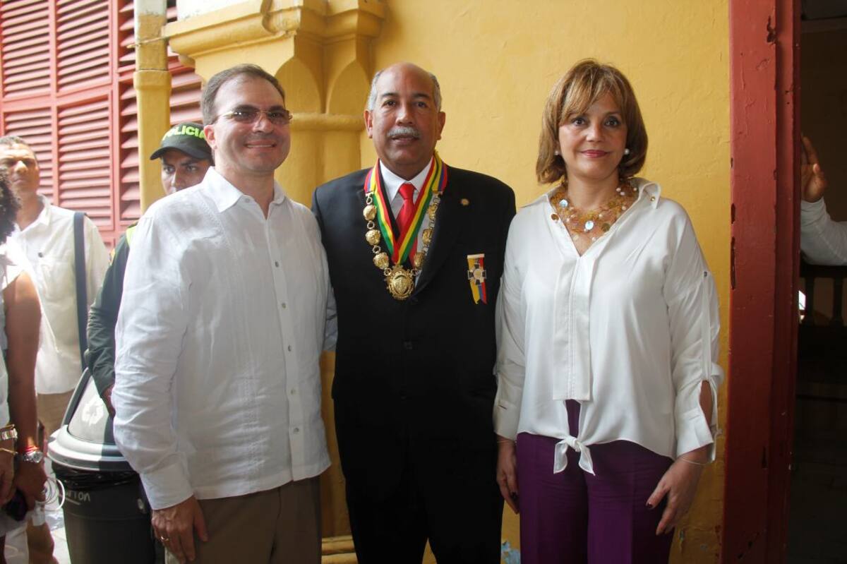 El rector de la Universidad Tecnológica de Bolívar, Luis David Prieto; el rector de la Universidad de Cartagena, Germán Sierra; y la ministra de Educación, María Fernanda Campo