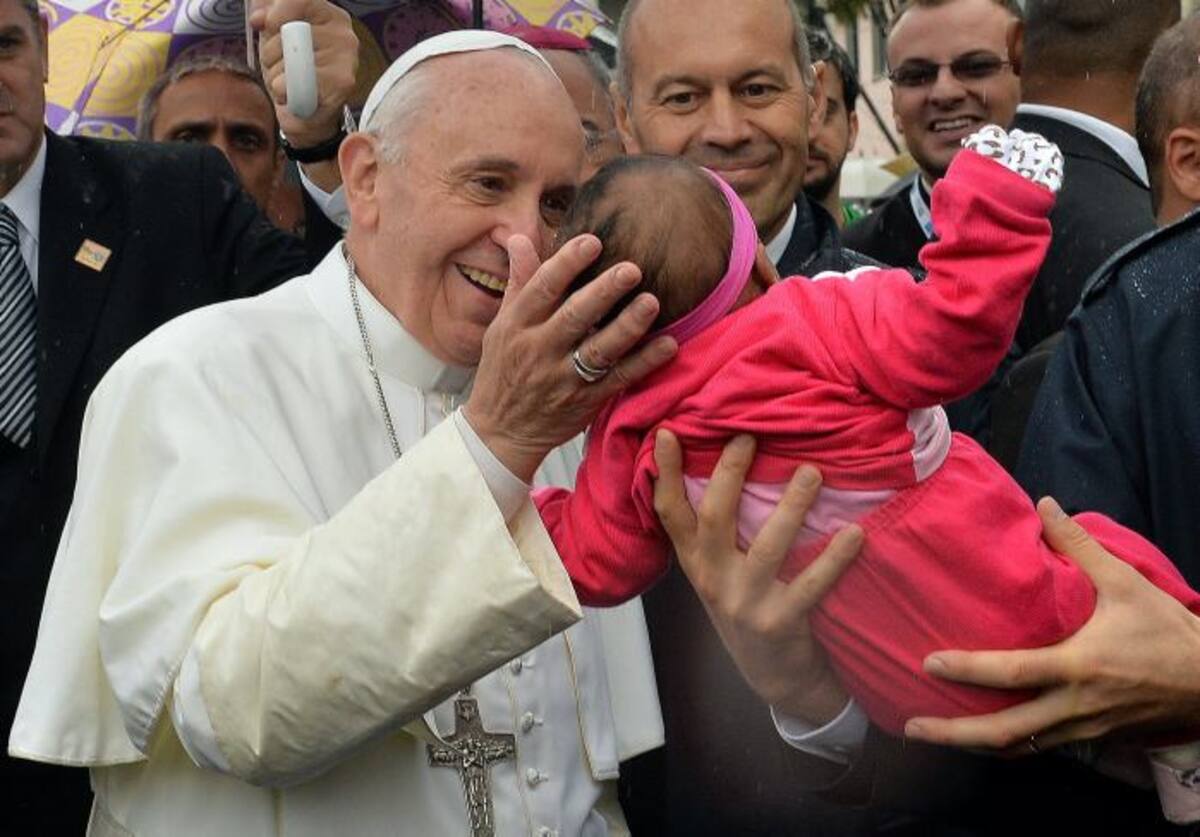 El papa Francisco sigue demostrando en Brasil su humildad. FOTOS AFP Y AP