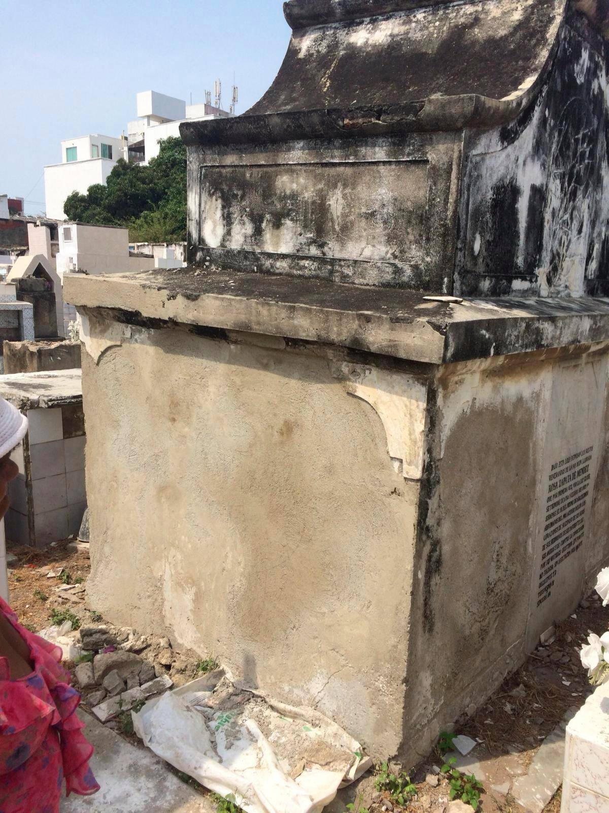 Una tumba antes de ser restaurada.