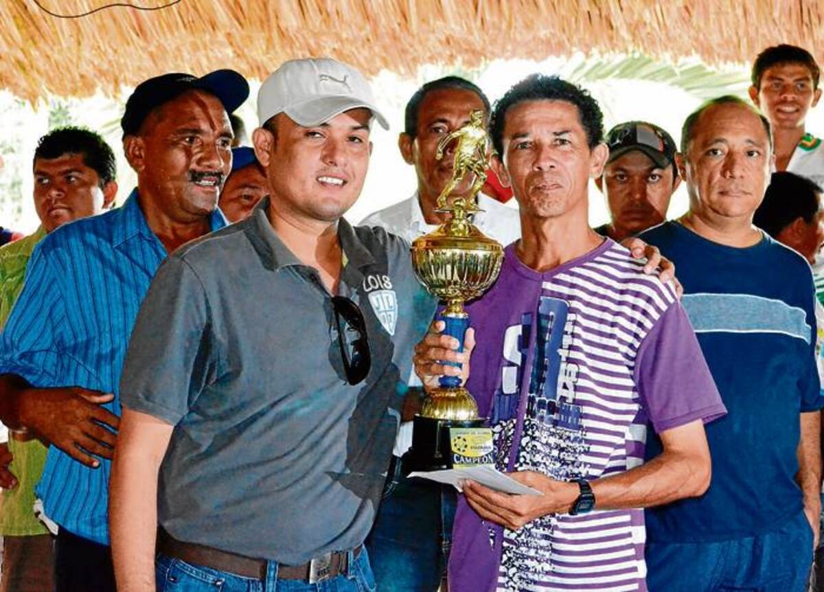 También el impulsor deportivo, Davo Pastrana condecoró a los jugadores más sobresalientes pero en el evento de la categoría recreativa del evento de fútbol recreativo de Sahagún.
