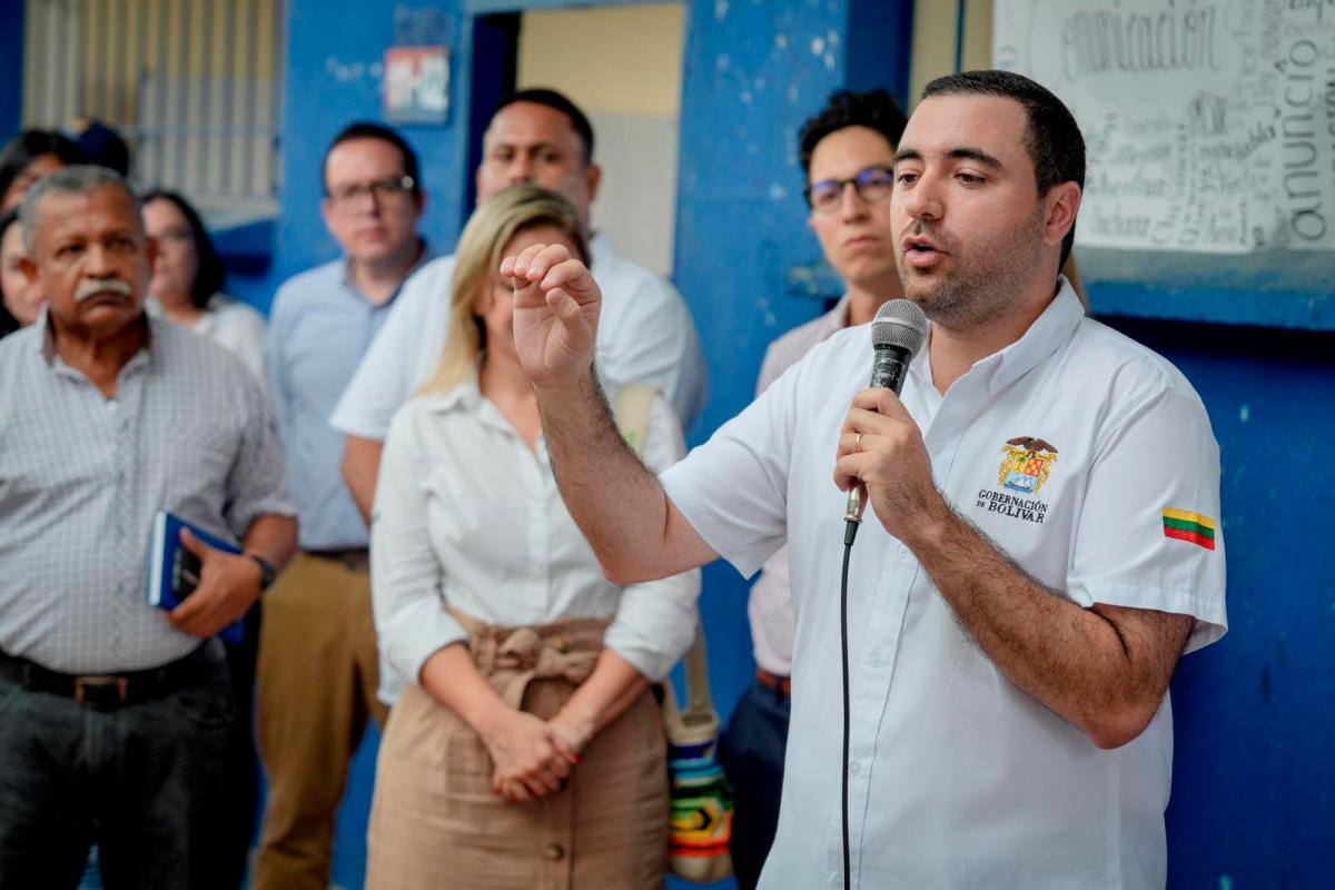 El gobernador de Bolívar anunció la construcción de un megacolegio, un estadio de fútbol, la mejora de la vía a Ballestas y agua potable para Turbana.